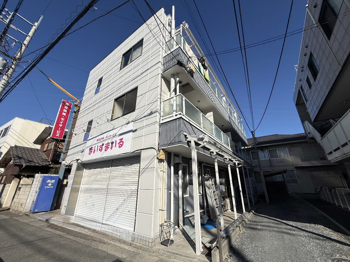 大規模修繕工事を終えた3階建てビルの外観