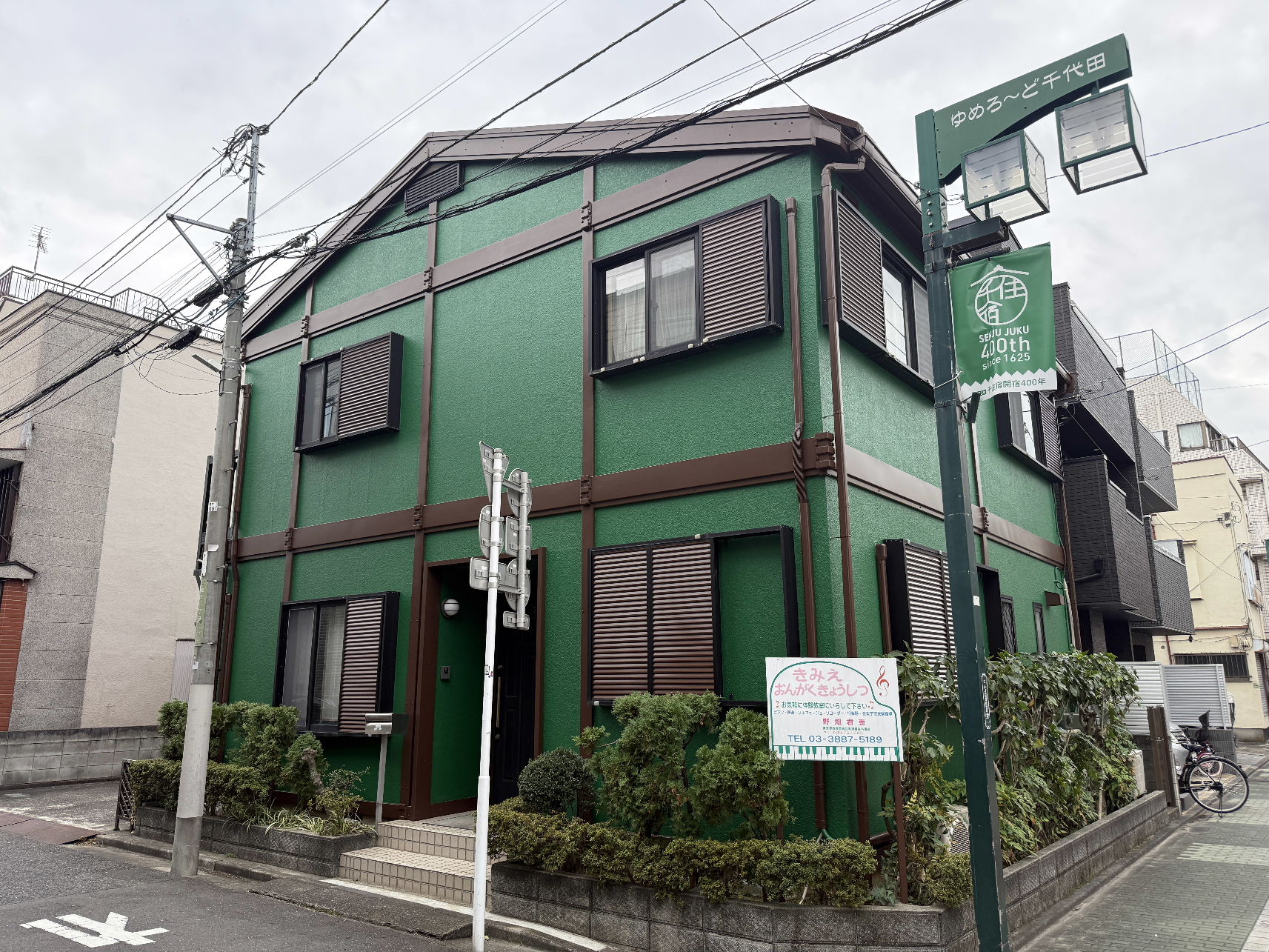 緑色に塗り替えた建物外壁の塗替え工事（工事後）