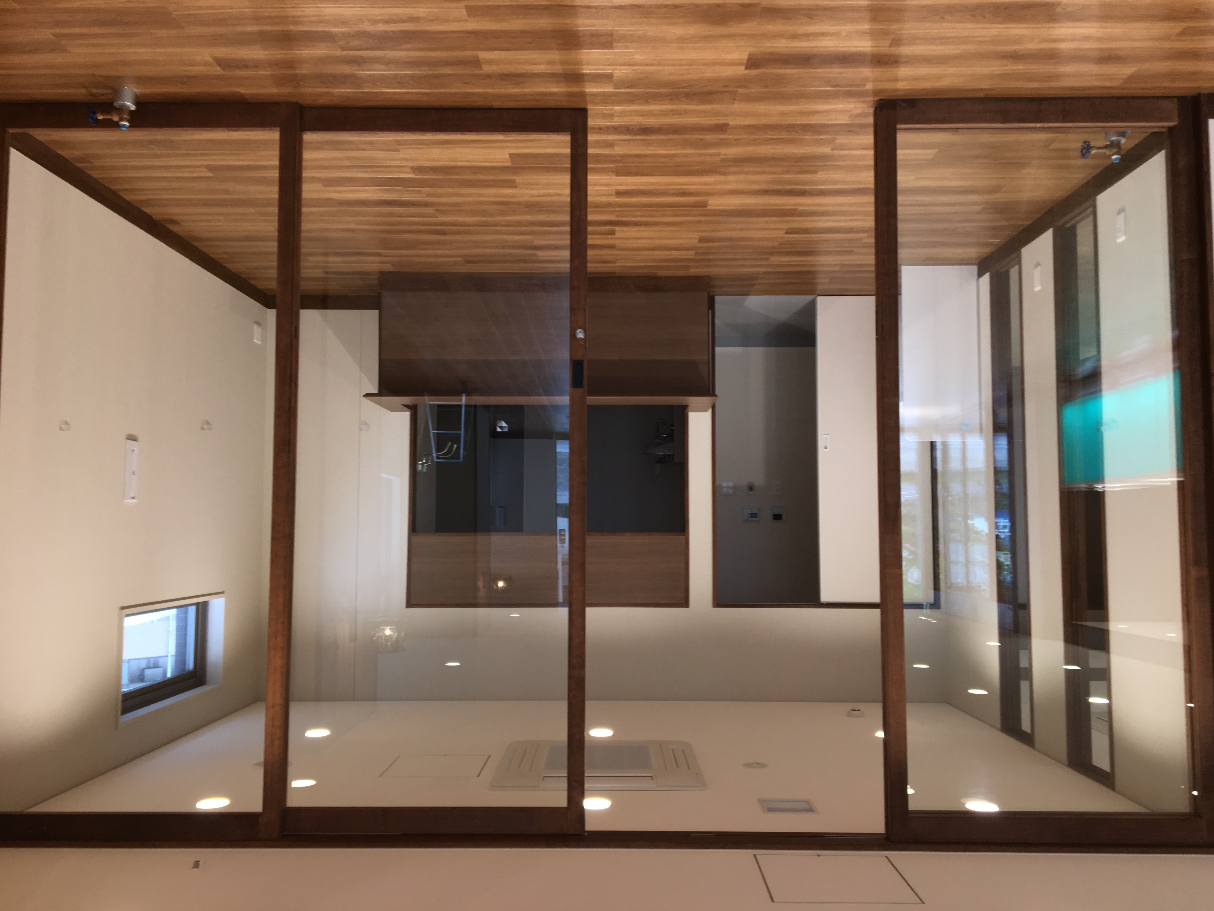 ガラスと木枠で仕切った間仕切り（建具工事）
