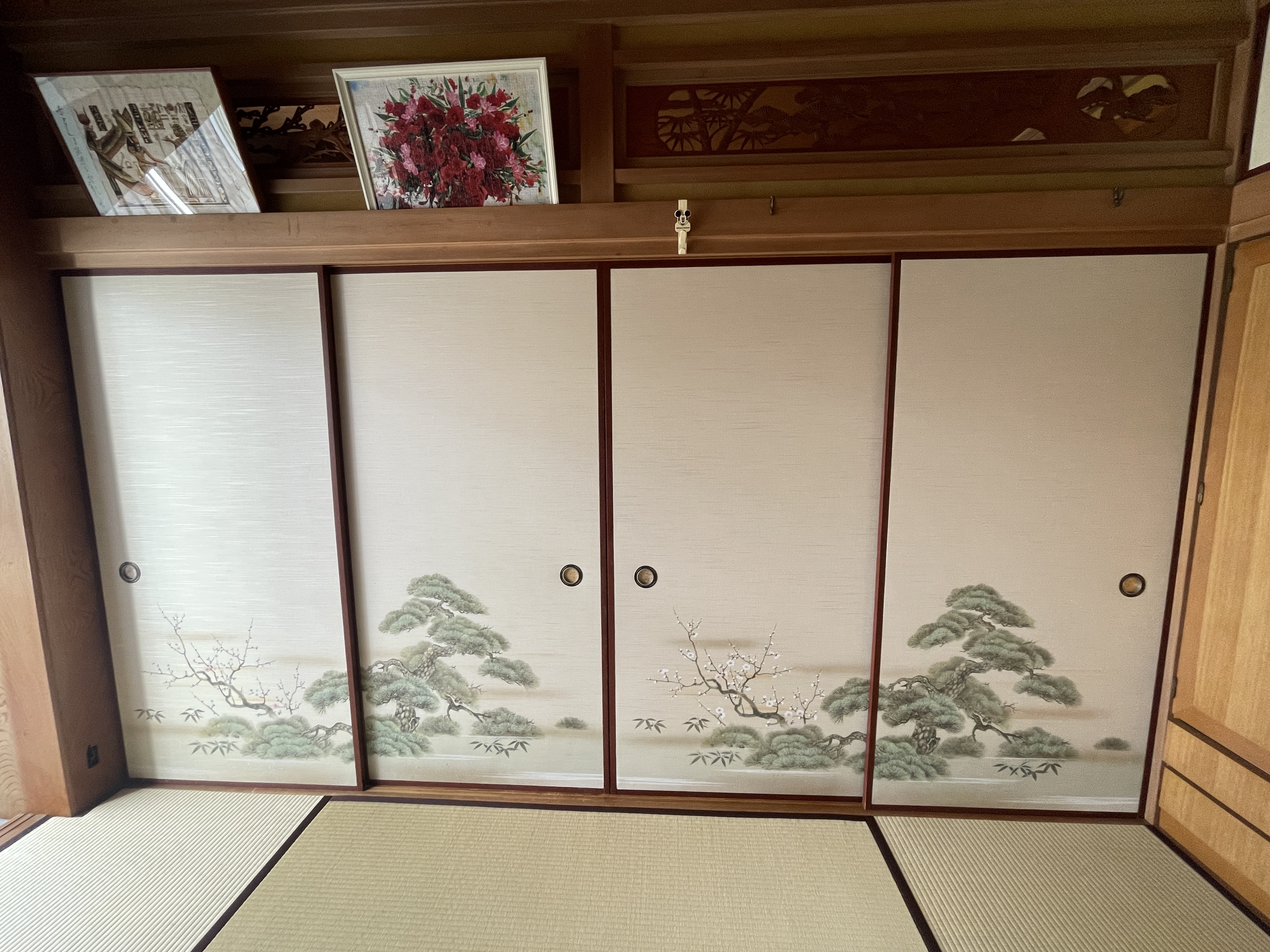 松や梅を描いた襖に交換した和室（工事後）