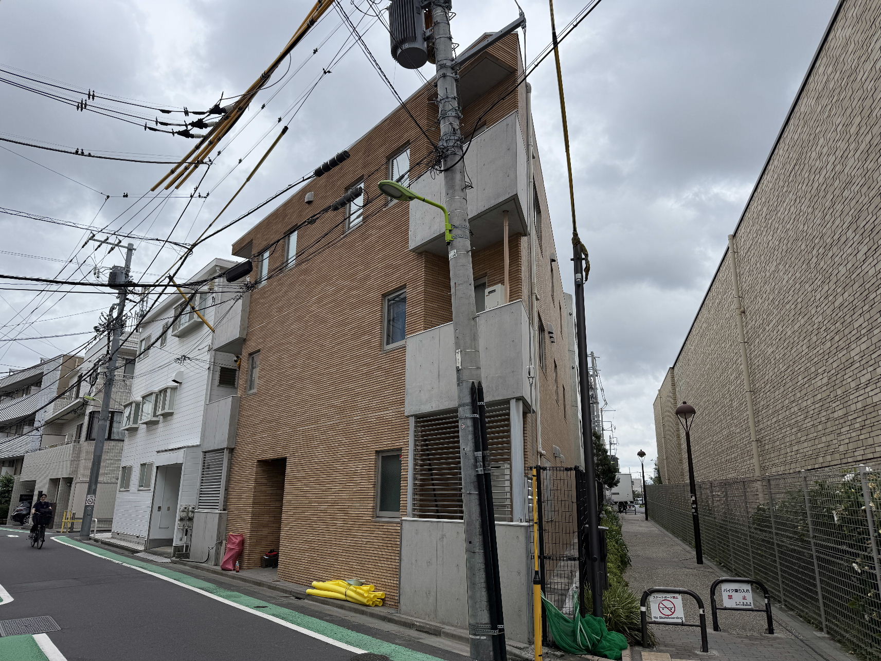 大規模修繕工事を終えたタイル張りマンションの外観（工事後）