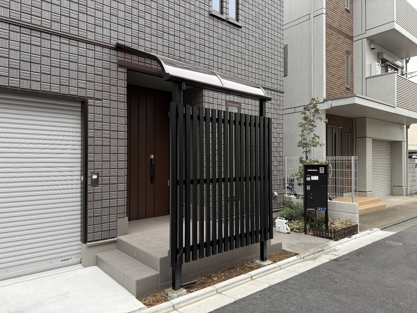 玄関前にアルミ庇とフェンスを新設した工事（工事後）
