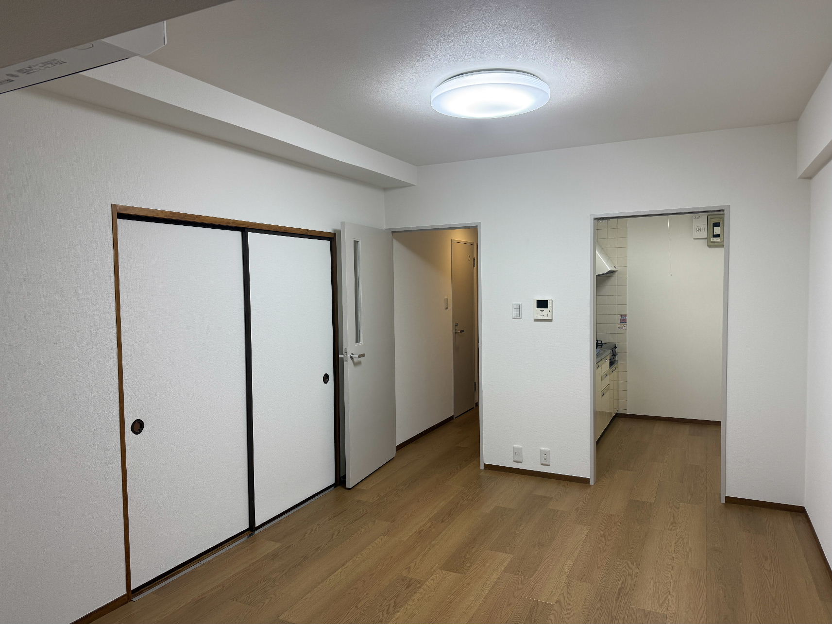 フローリングと建具を一新した内装改修工事の居室（工事後）